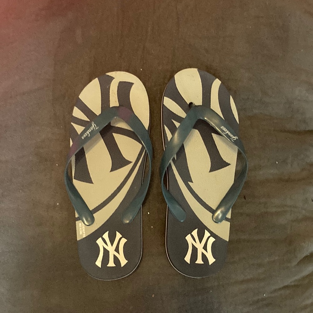 MLB NY Yankees Womens S 5-6 flip flops